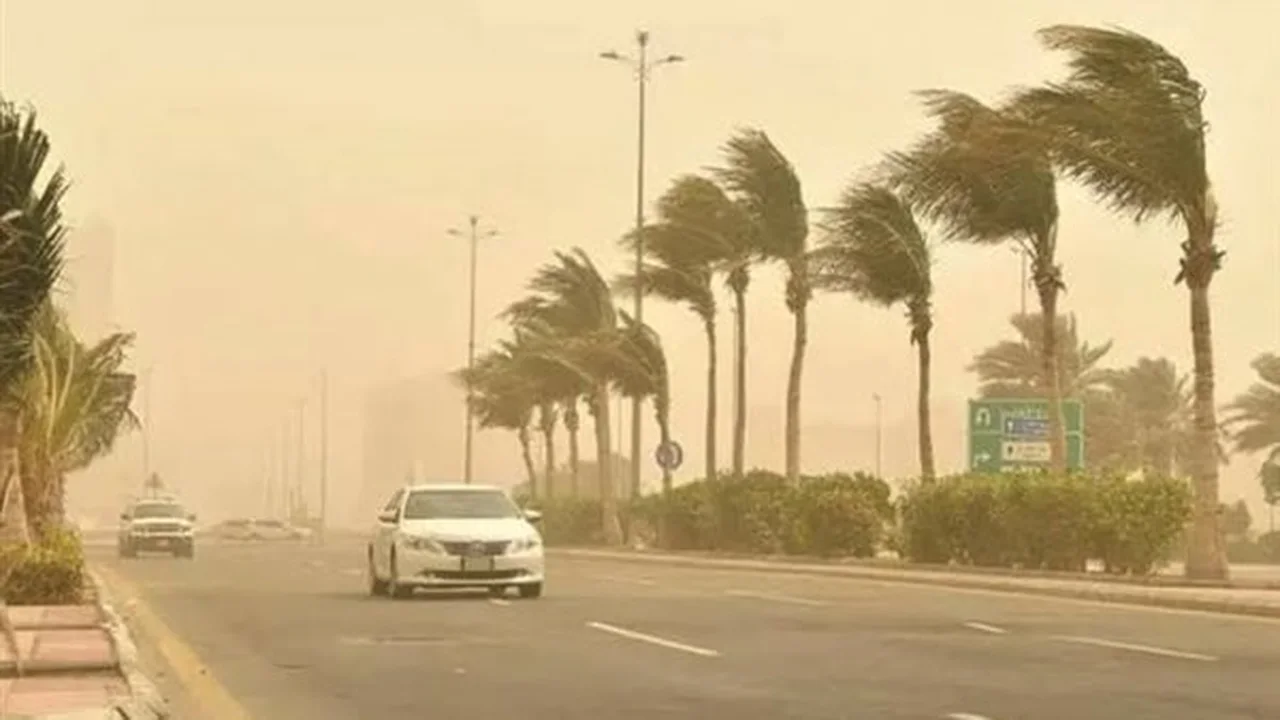 تقلبات جوية تضرب السويس يوم الثلاثاء وسط غيوم وأمطار وبرودة شديدة